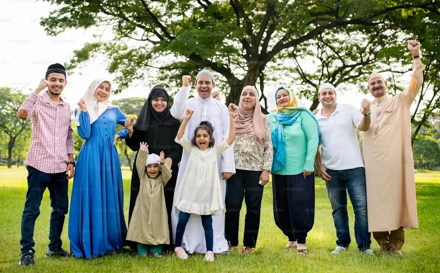 Une famille réunie et souriante dans un parc